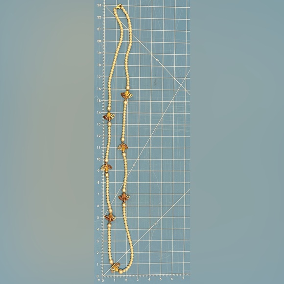 Jewelry - Cream Edison Pearls and Goldtone Bee Statement Necklace 47” Long